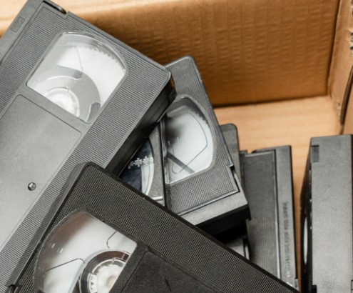 Caja con cintas VHS antiguas
