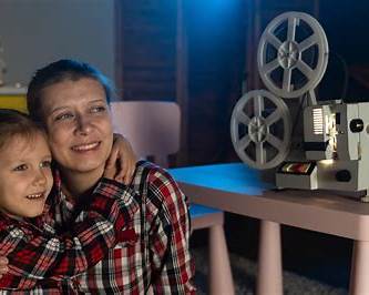 Familia moderna viendo proyección de película antigua