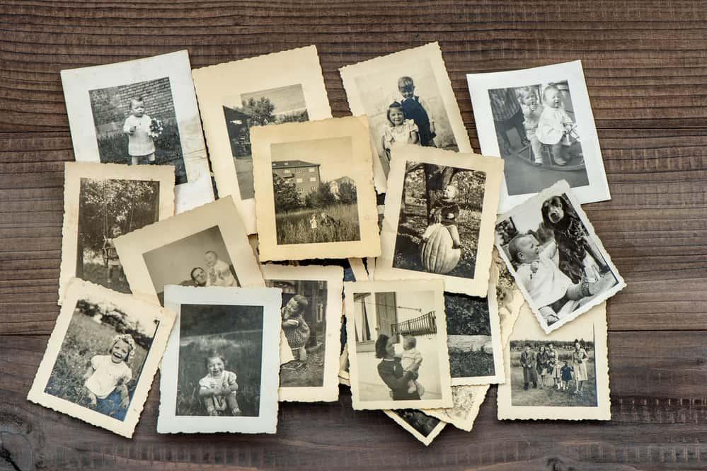 Fotografías antiguas en blanco y negro sobre mesa